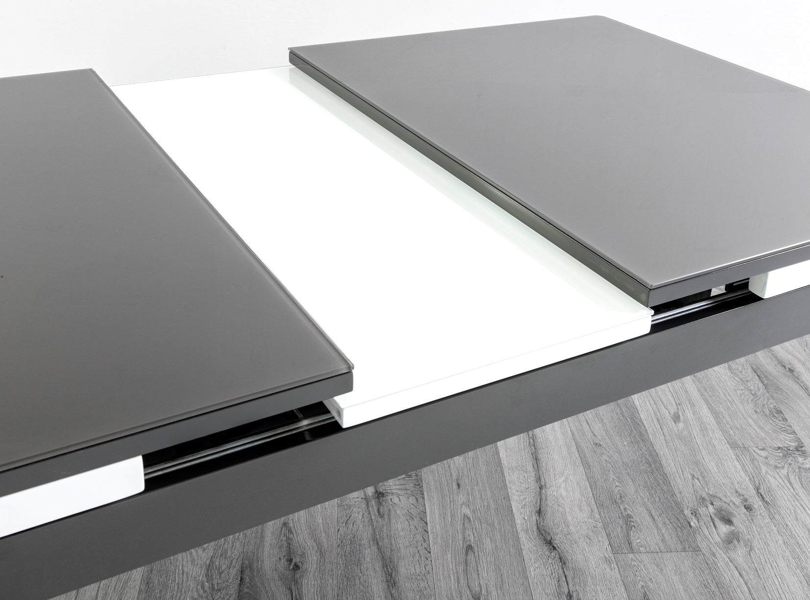 HUSTY GLASS DINING TABLE