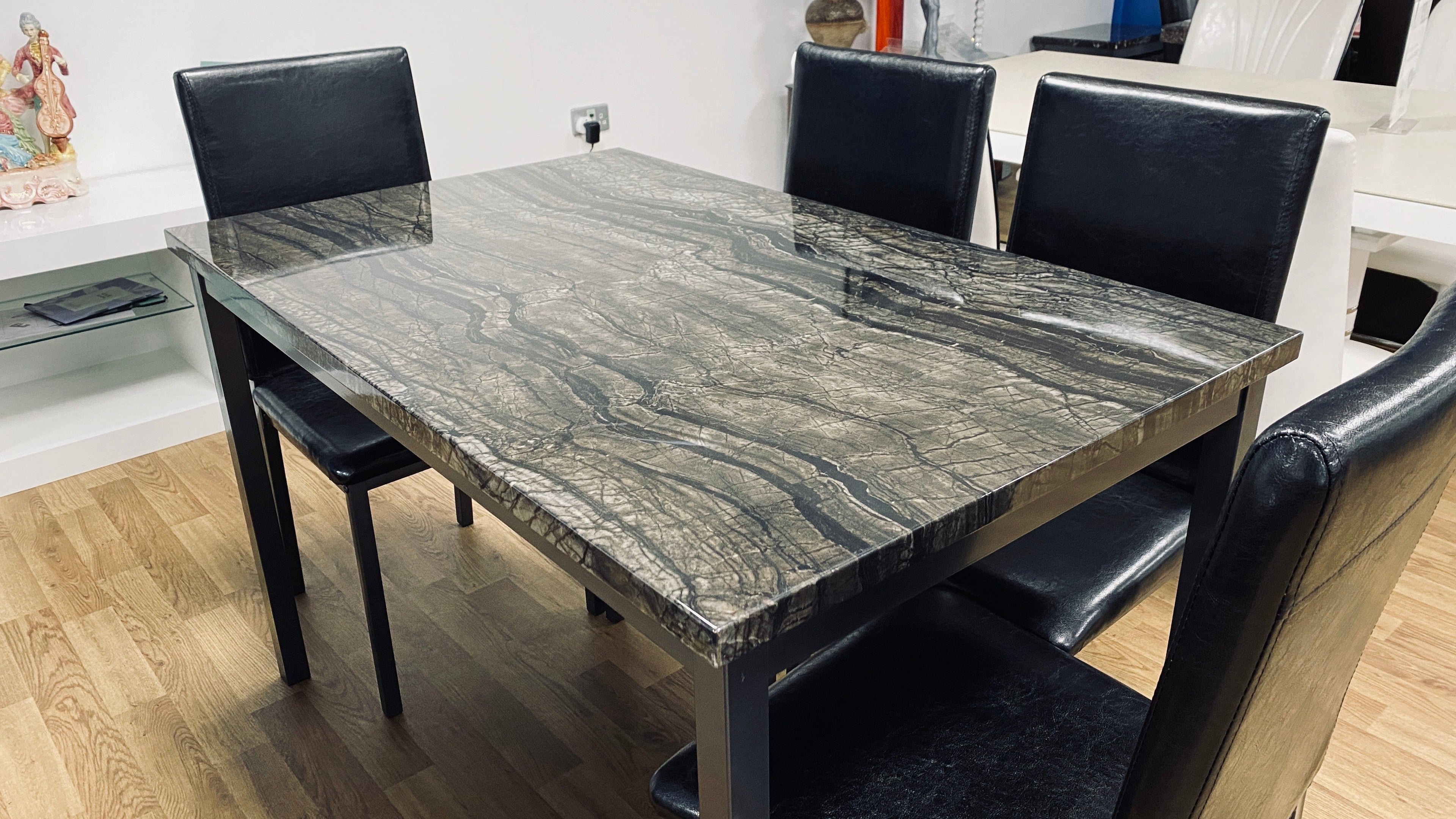 RUBY DINING TABLE